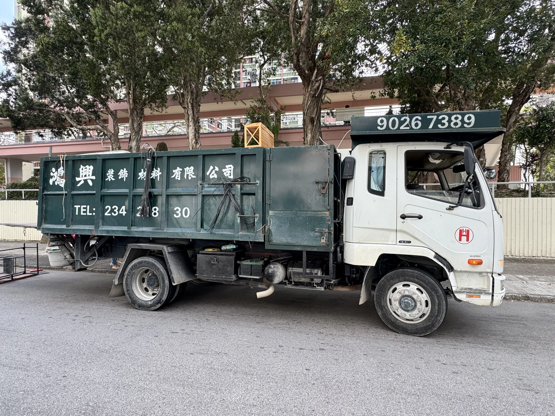 鴻興清拆工程中型貨車於香港工程場地外停泊
