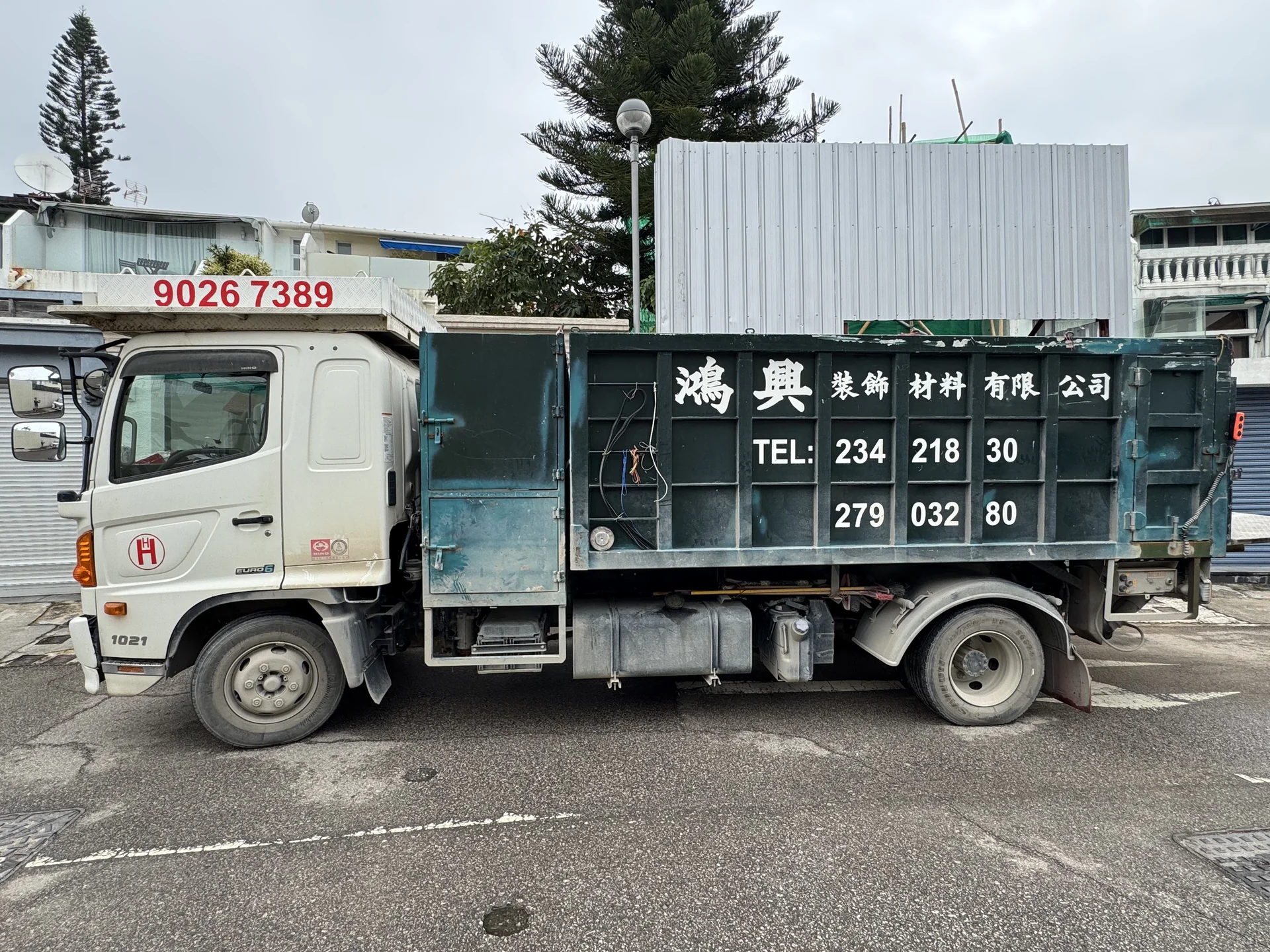 鴻興裝飾材料有限公司中型貨車於香港街道停泊