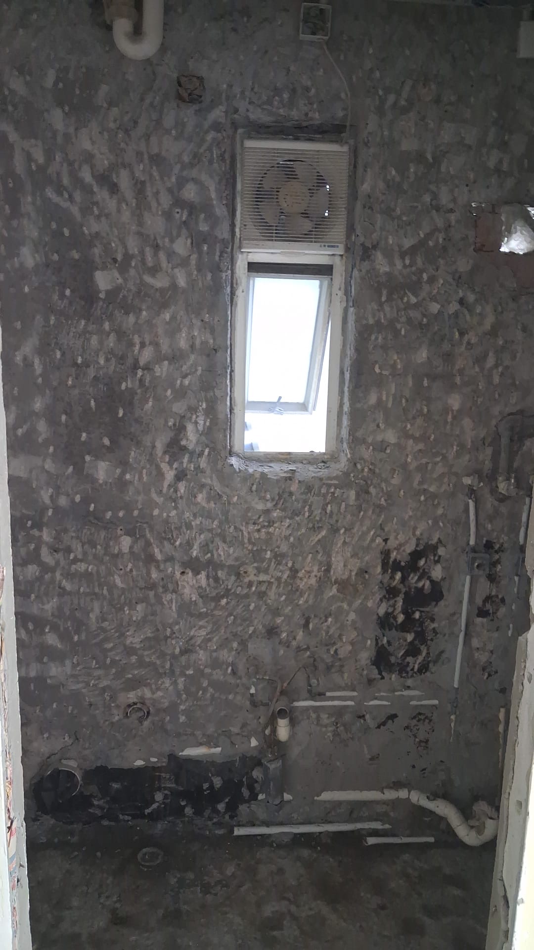 正康樓公屋單位還原工程浴室清拆階段及牆身處理現場